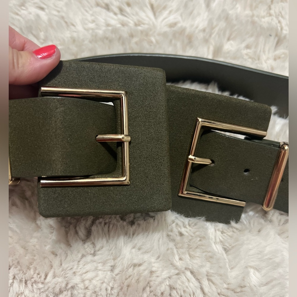 Moving Sale! 🛍️. NWOT Olive Green Double Buckle Belt - Picture 2 of 4